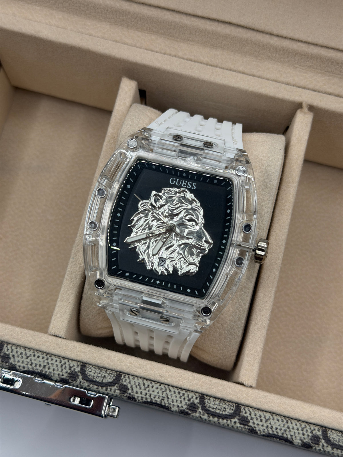 Guss Hombre Leon Blanco Fondo Plateado SR47