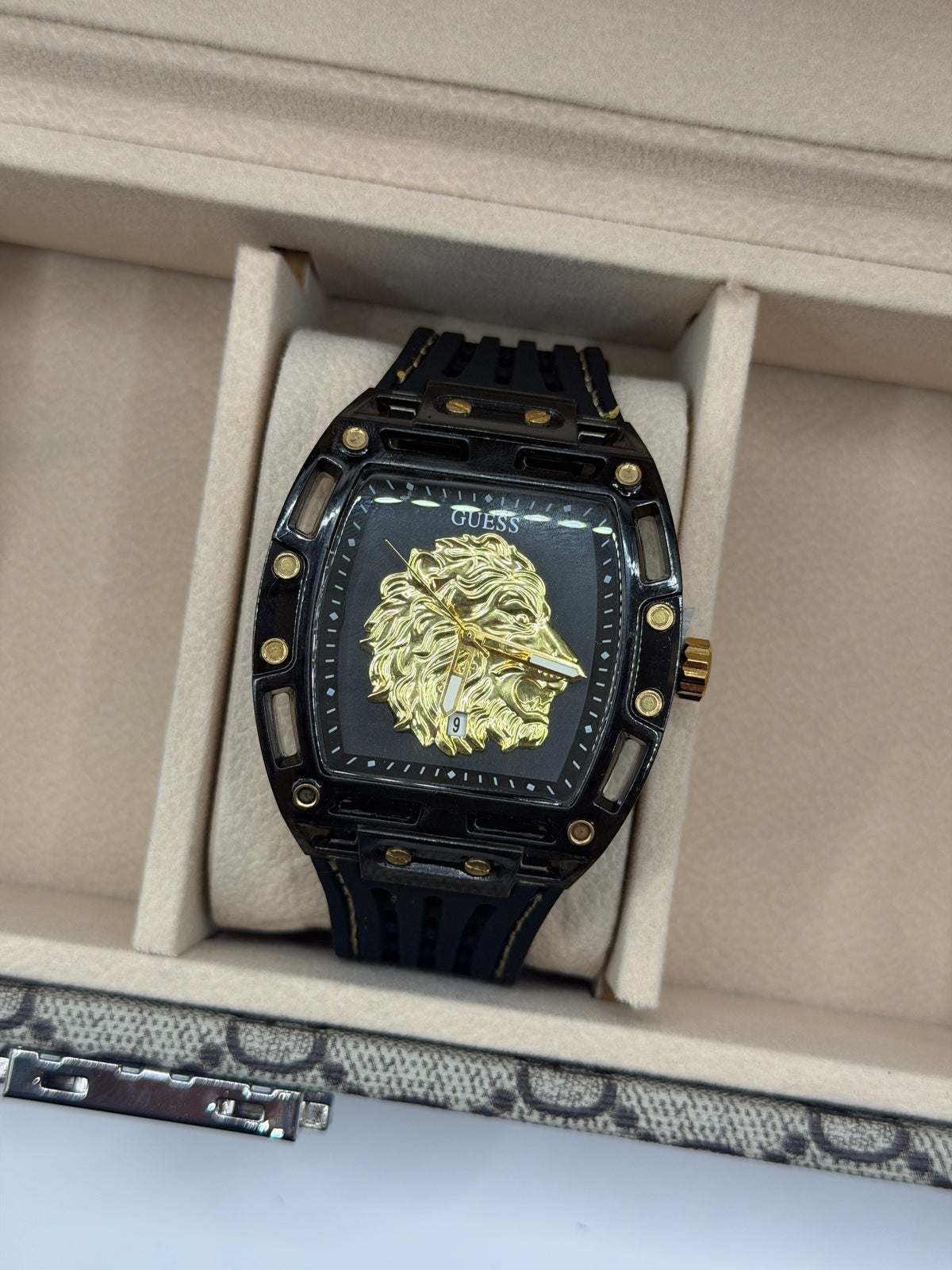 Guss Hombre Leon Negro Tablero Dorado SR47
