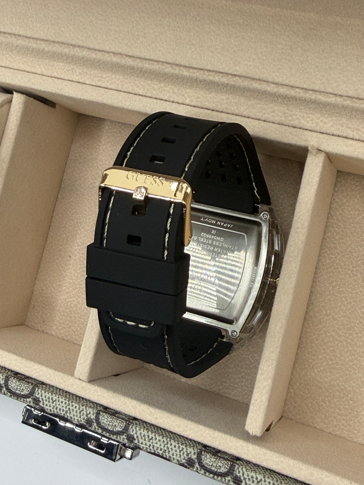 Guss Hombre Leon Negro Fondo Dorado SR47