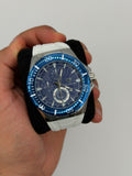 Tchmarin Hombre Blanco Fondo Azul