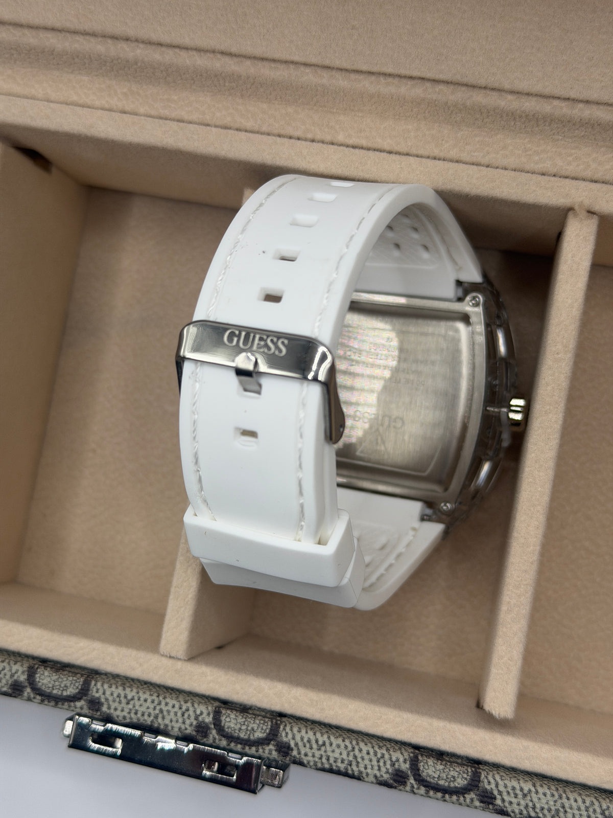Guss Hombre Leon Blanco Fondo Plateado SR47