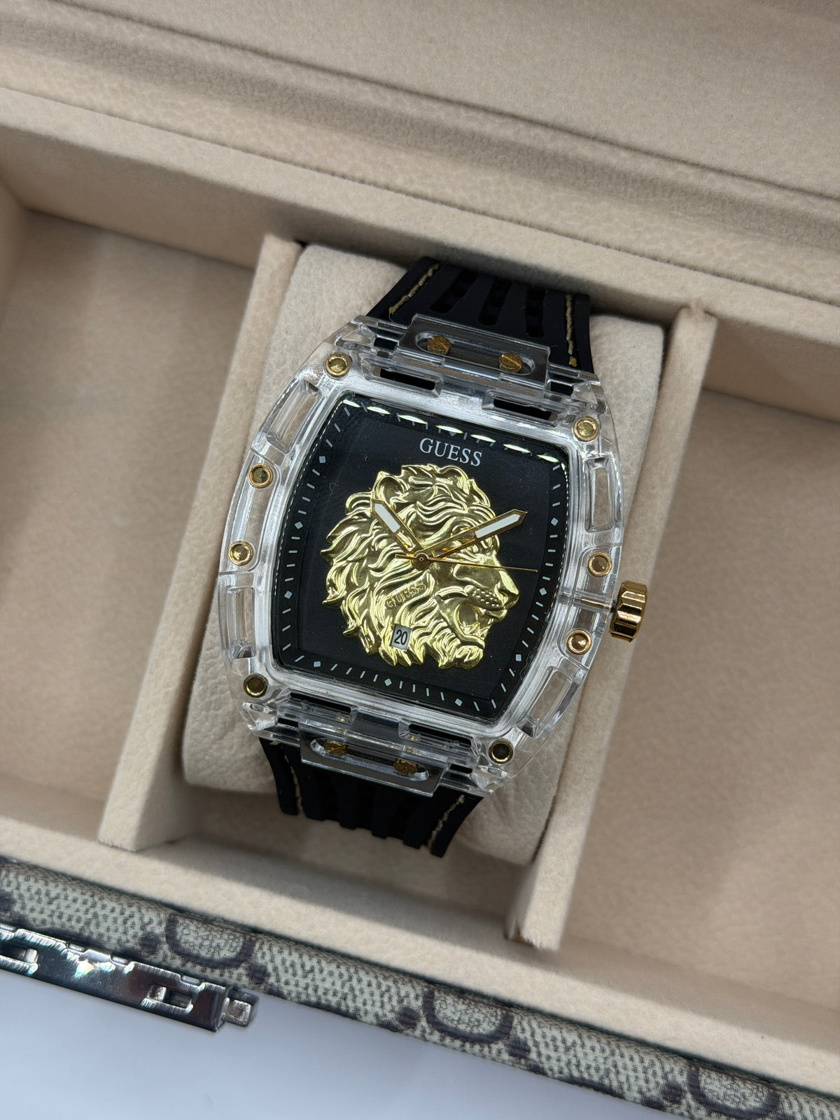 Guss Hombre Leon Negro Fondo Dorado SR47